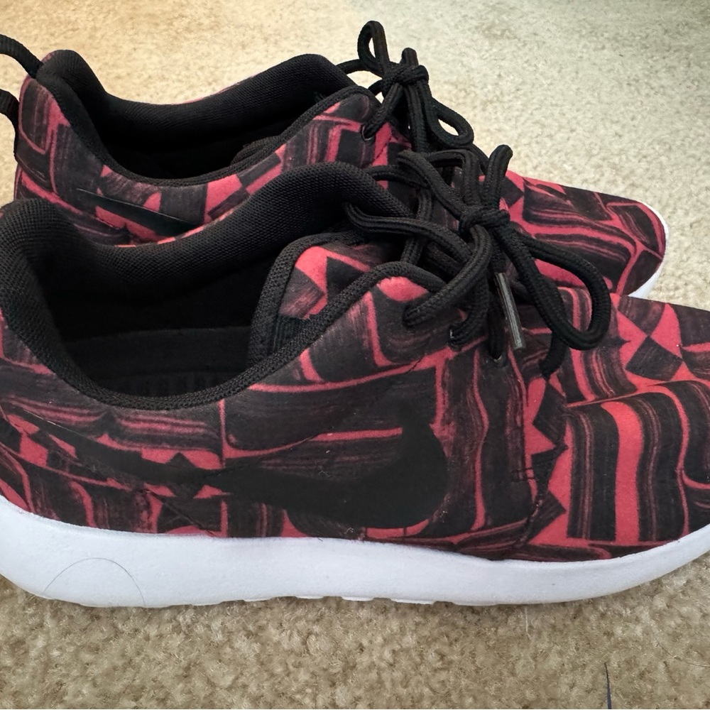Women’s Nikes size 8 black and red running shoes